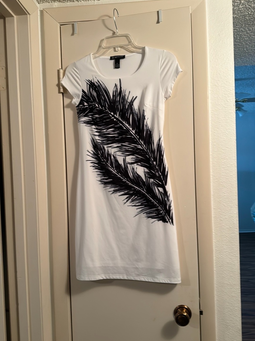 Ingrid & Isabel White knee length Dress with Black Feather Print never worn size